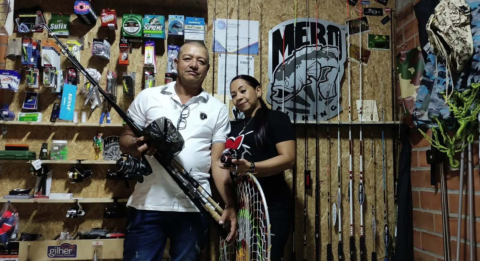Interior de la tienda Mero Fishing en Cartago, con cañas, carretes y señuelos en la pared